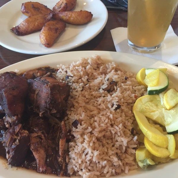 Foto tomada en Jamaica Gates Caribbean Restaurant  por Bri F. el 1/10/2016