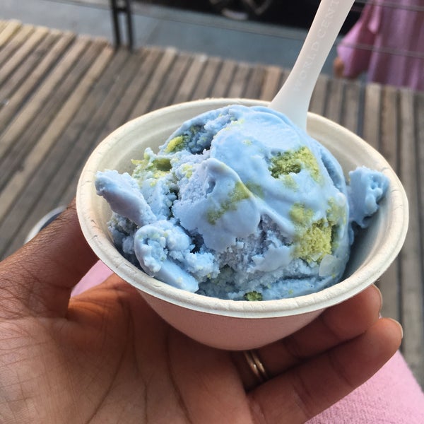 Das Foto wurde bei Van Leeuwen Artisan Ice Cream von Keisha H. am 6/30/2018 aufgenommen