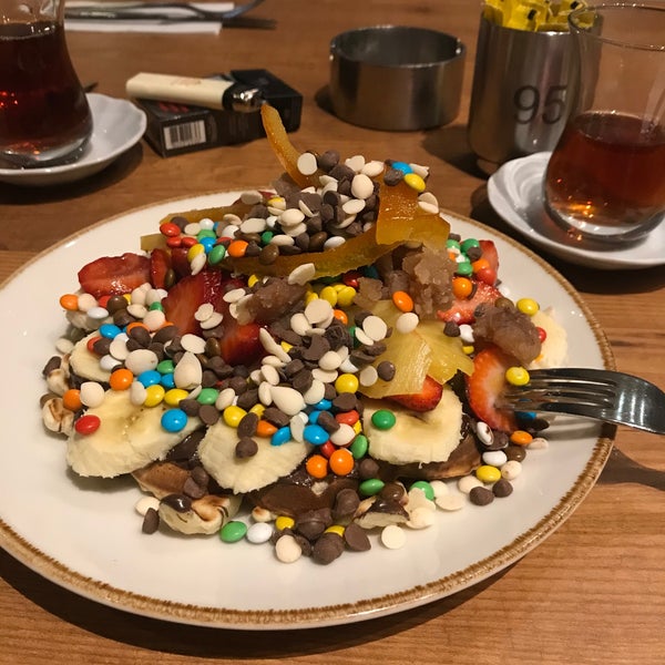 Foto diambil di Waffle House Cafe oleh Vasfiye Y. pada 10/28/2019
