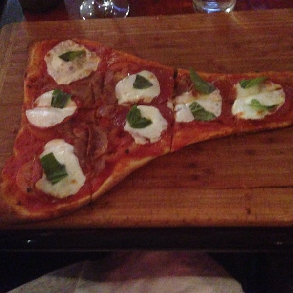 Foto tirada no(a) Crust Pizzeria and Ristorante por Matt A. em 3/8/2014