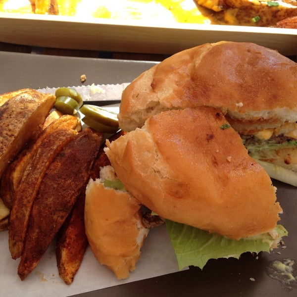 3/22/2014にJovana M.がAllegro Burgers &amp; Grillで撮った写真