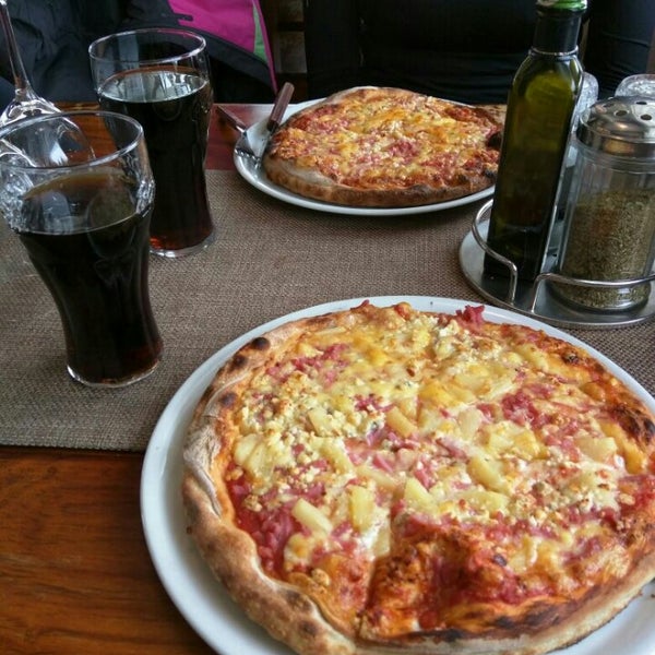 3/10/2015 tarihinde Jonna M.ziyaretçi tarafından Pizzeria Ruka'de çekilen fotoğraf