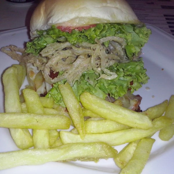 Photo taken at Cheff&#39;s Burger by Giselle N. on 8/30/2014