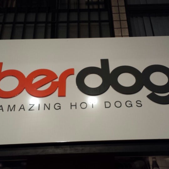 Das Foto wurde bei Überdog - Amazing Hot Dogs von Getúlio F. am 7/28/2013 aufgenommen