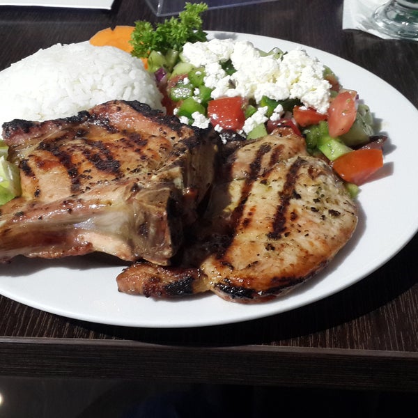 Deliciosa comida griega,  recomiendo las chuletas de cerdo a la griega. La atención es muy buena.