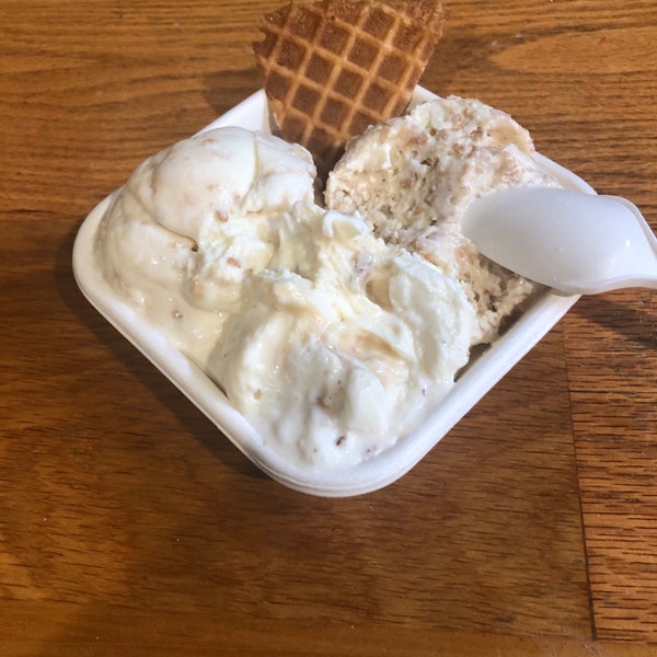 Photo taken at Jeni&#39;s Splendid Ice Creams by Peter F. on 4/14/2019
