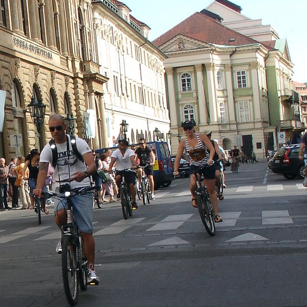 На велосипеде в Праге. Девушки на велосипедах в Праге. Фото велосипед в краге. Велосипеды в Праге фото.