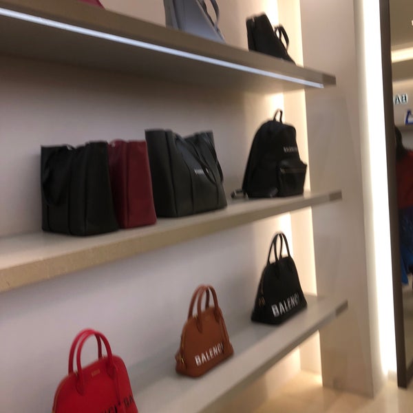 Photos At Balenciaga 梅田 大阪市 大阪府 Photos At Balenciaga 梅田 大阪市 大阪府