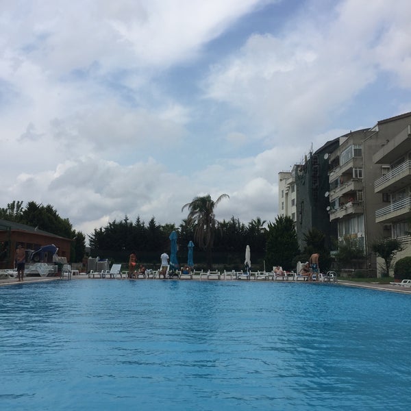 Foto tirada no(a) Pelikan Otel Yüzme Havuzu por Salih B. em 8/20/2016