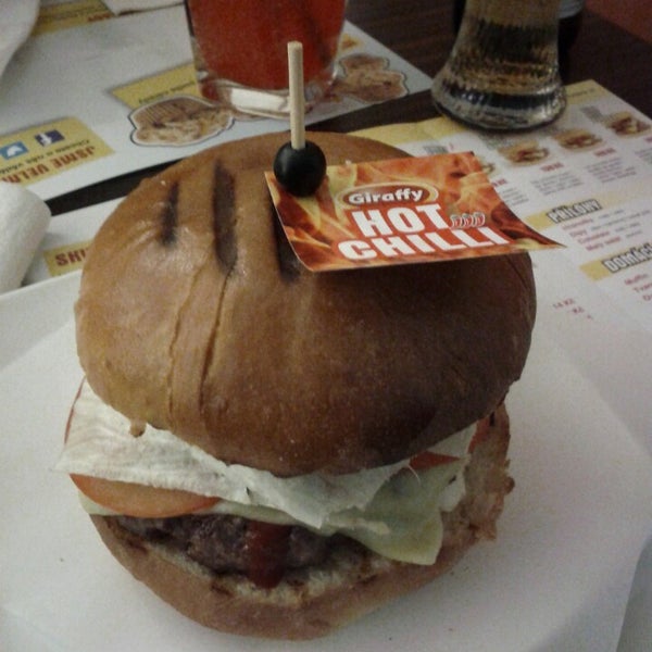 4/6/2013 tarihinde Tomas P.ziyaretçi tarafından Giraffy Burger Bar'de çekilen fotoğraf