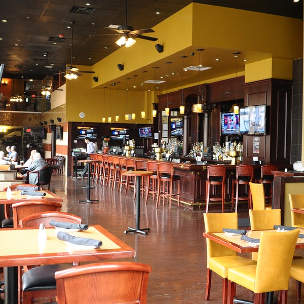 Foto diambil di Arlington Rooftop Bar &amp; Grill oleh Arlington Rooftop Bar &amp; Grill pada 2/10/2014
