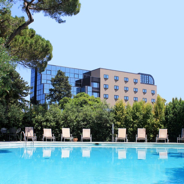Foto tirada no(a) Hotel Mercure Villa Romanazzi Carducci por Hotel Mercure Villa Romanazzi Carducci em 7/2/2014