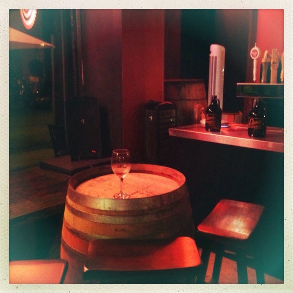 Das Foto wurde bei Pino&#39;s Gift Basket Shoppe, Wine Cellar &amp; Lounge von Kittie S. am 7/6/2014 aufgenommen