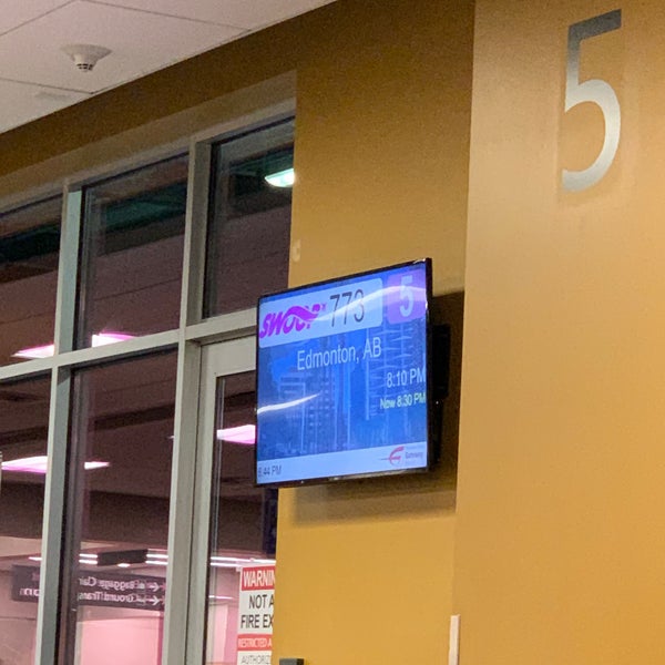 รูปภาพถ่ายที่ Phoenix-Mesa Gateway Airport (AZA) โดย ahlyzza เมื่อ 12/30/2019