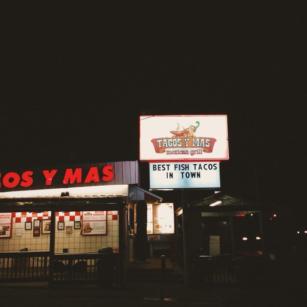 Foto diambil di Tacos Y Mas oleh Joshua F. pada 12/18/2013