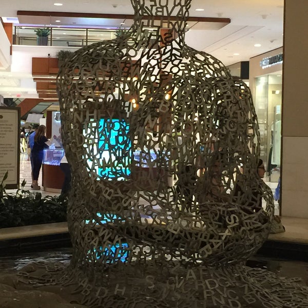 Снимок сделан в Aventura Mall Fountain пользователем Nataliya M. 3/15/2015