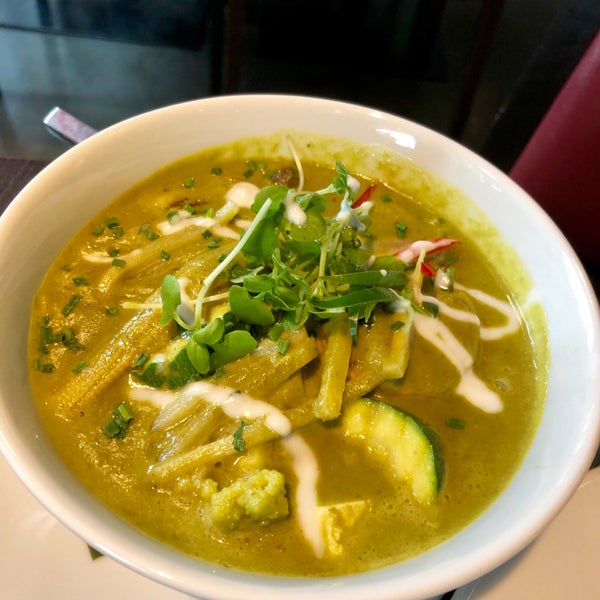 รูปภาพถ่ายที่ Mango Tree London โดย Riann G. เมื่อ 6/6/2019