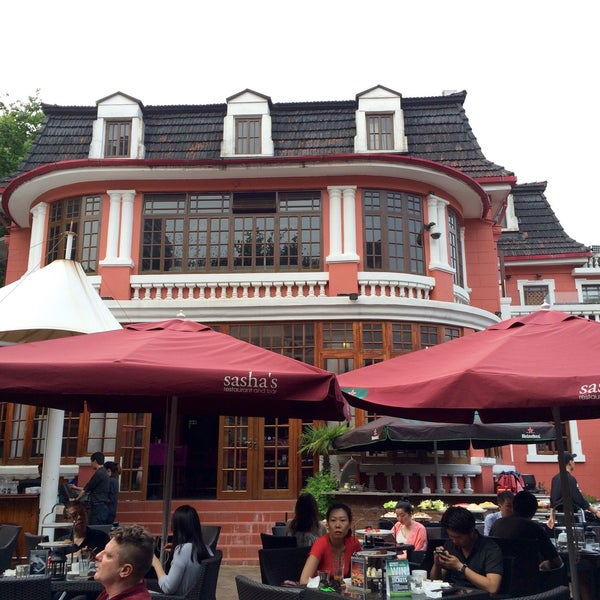 Foto diambil di Sasha&#39;s Restaurant and Bar oleh Riann G. pada 6/20/2015