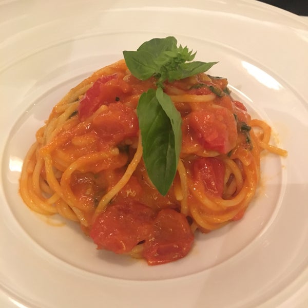 Снимок сделан в Garibaldi Italian Restaurant &amp; Bar пользователем Riann G. 3/7/2018