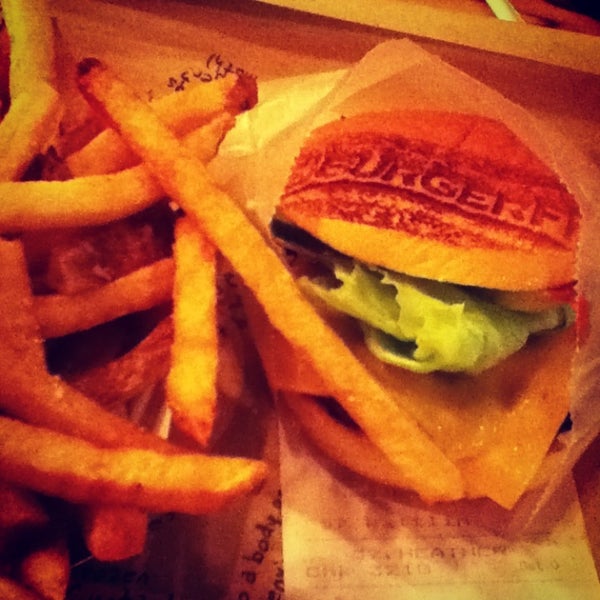 Foto scattata a BurgerFi da Heather C. il 2/8/2013