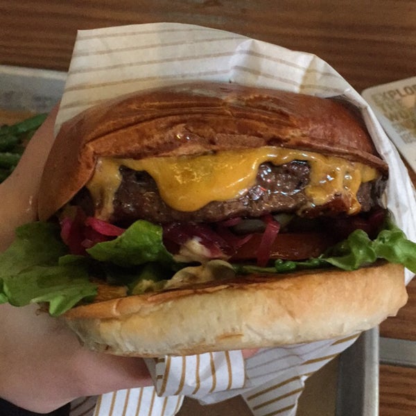 Das Foto wurde bei America Burgers von C C. am 2/5/2017 aufgenommen