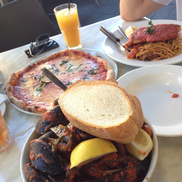 4/6/2014 tarihinde Audrey Q.ziyaretçi tarafından Sandrino Cafe &amp; Pizzeria'de çekilen fotoğraf