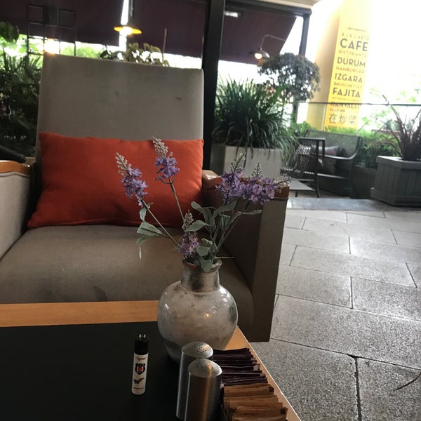 Foto tomada en Kirpi Cafe &amp; Restaurant  por İnstgrm:serapcek el 5/28/2018