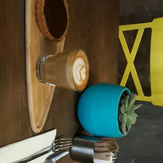 Foto tomada en Caffé Capo  por Hazel Ö. el 2/27/2016