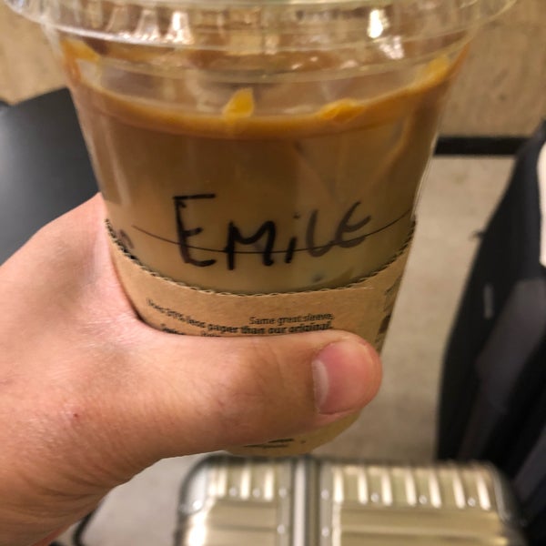 Foto diambil di Starbucks oleh EK J. pada 4/6/2019