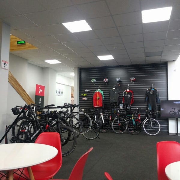 Триатлон центр красноярск. Триатлон центр. Триатлон центр красноярск остров татышева. Московский велосипед. Триатлон центр.