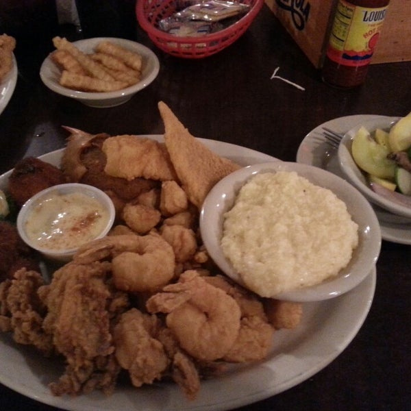 Photo taken at Captain&#39;s Table Fish House Restaurant by William W. on 3/2/2014
