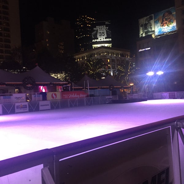 Снимок сделан в Union Square Ice Skating Rink пользователем Miche 11/2/2016