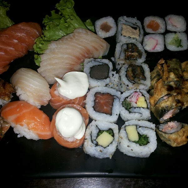 รูปภาพถ่ายที่ Hattori Sushi Bar โดย Vanessa G. เมื่อ 2/21/2014