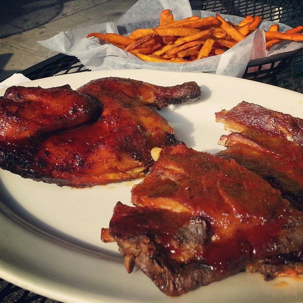 Foto tomada en West Side Steak &amp; BBQ  por Amanda S. el 7/13/2014