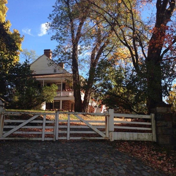 Foto diambil di Van Cortlandt Manor oleh Margaret G. pada 10/27/2013.