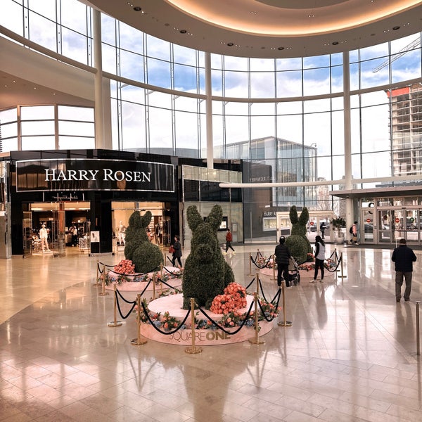 Foto diambil di Square One Shopping Centre oleh aneel . pada 4/6/2023