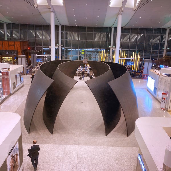 รูปภาพถ่ายที่ Terminal 1 โดย aneel . เมื่อ 2/22/2020