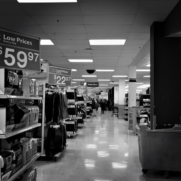 Foto tirada no(a) Walmart Supercentre por aneel . em 10/5/2018