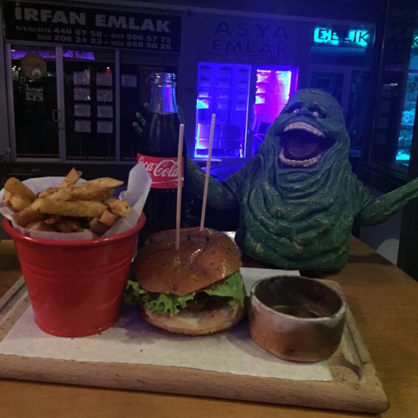 Photo prise au Hollywood Burger Diner &amp; Steakhouse par Gizem E. le8/7/2015