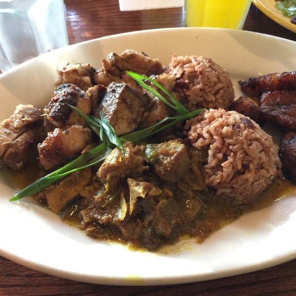 Foto scattata a Coconuts Caribbean Restaurant &amp; Bar da Long il 3/17/2017