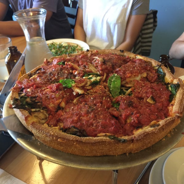 Foto scattata a Blue Line Pizza da Long il 9/29/2016