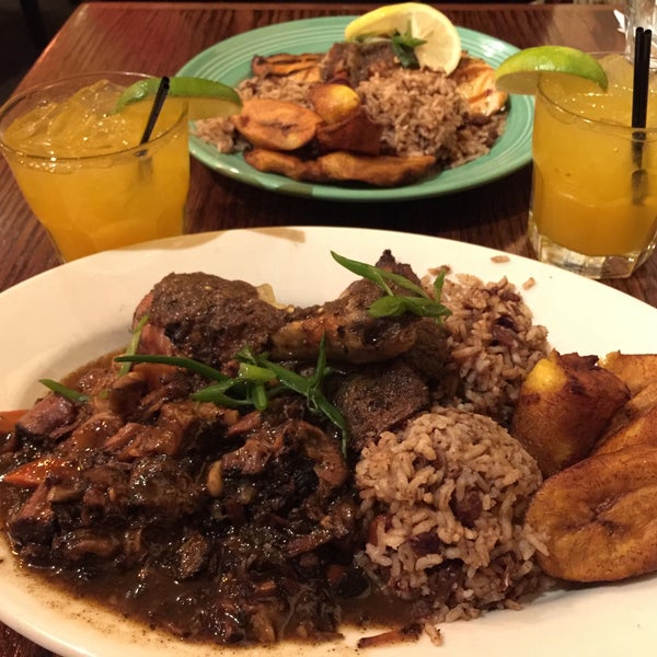 Foto scattata a Coconuts Caribbean Restaurant &amp; Bar da Long il 11/19/2016