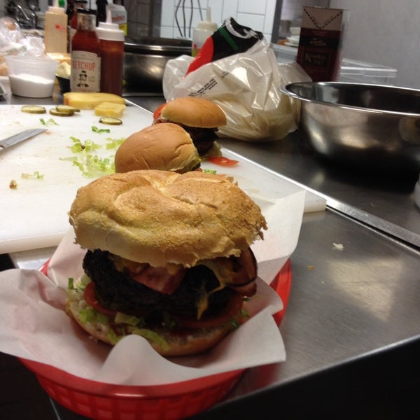 รูปภาพถ่ายที่ BFB (Best F***ing Burgers) โดย Dennis G. เมื่อ 2/12/2014