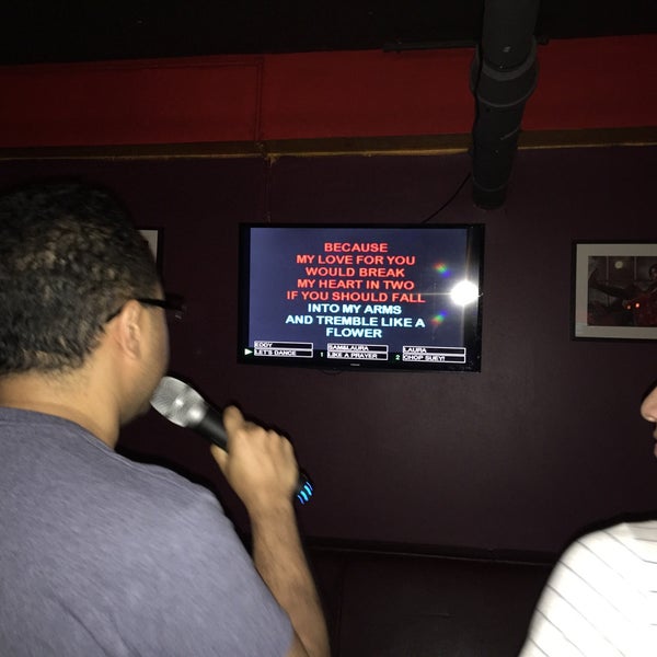 Foto scattata a Karaoke Cave da Eli T. il 7/29/2016