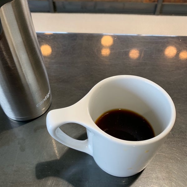 Photo prise au Coava Coffee Roasters | Public Brew Bar &amp; Roastery par Eli T. le6/17/2019