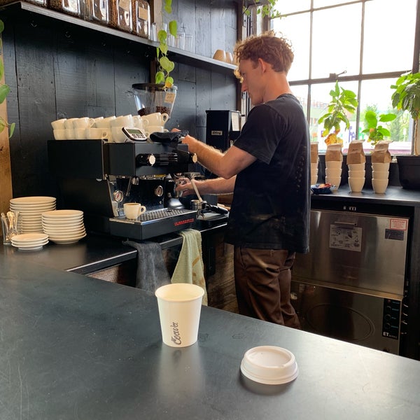 Foto tirada no(a) Coava Coffee Roasters | Public Brew Bar &amp; Roastery por Eli T. em 8/15/2019