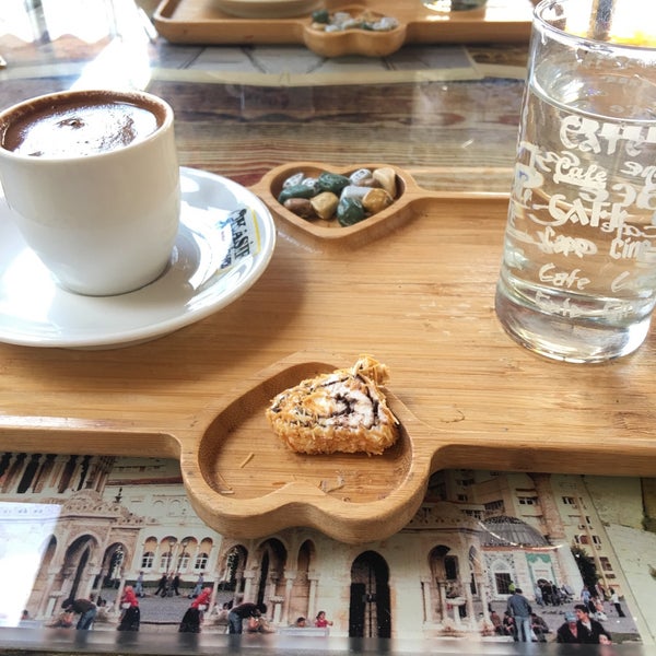 Photo taken at Kaşif Cafe / heykel by Zümran💫 G. on 4/8/2019