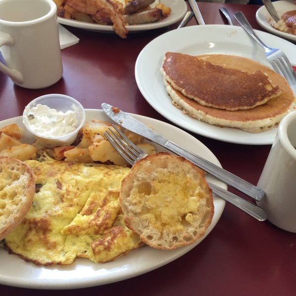รูปภาพถ่ายที่ Dempsey&#39;s Breakfast and Lunch โดย Shun M. เมื่อ 3/7/2015