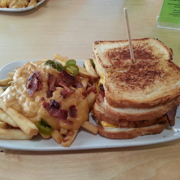 รูปภาพถ่ายที่ Crave Real Burgers โดย Kevin C. เมื่อ 11/17/2013