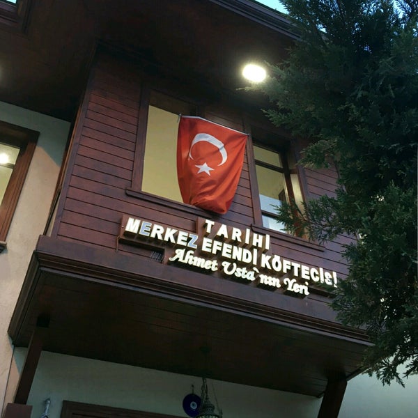 Das Foto wurde bei Tarihi Merkezefendi Köftecisi Ahmet Usta von Ömer C. am 4/26/2017 aufgenommen